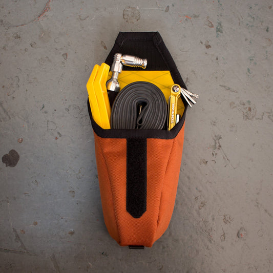 Teeny Houdini Saddle Bag, Medium (Gravel), Rust